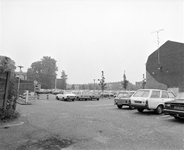 880784 Gezicht op een parkeerplaats aan de Kruisstraat te Utrecht, met links op de achtergrond de gebouwen van de ...